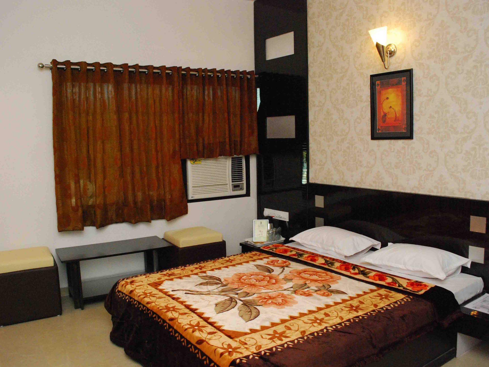 Oyo Flagship 19003 Hotel Rudra Mahal Ahmedabad Exterior foto